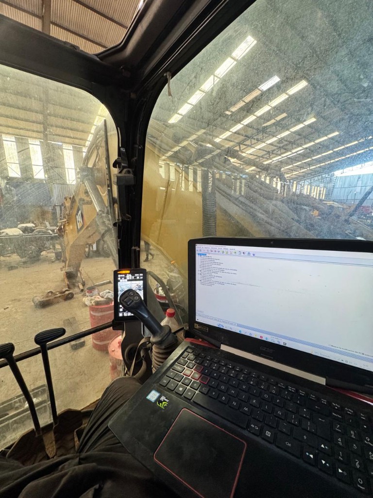 Diagnóstico electrónico en excavador Caterpillar